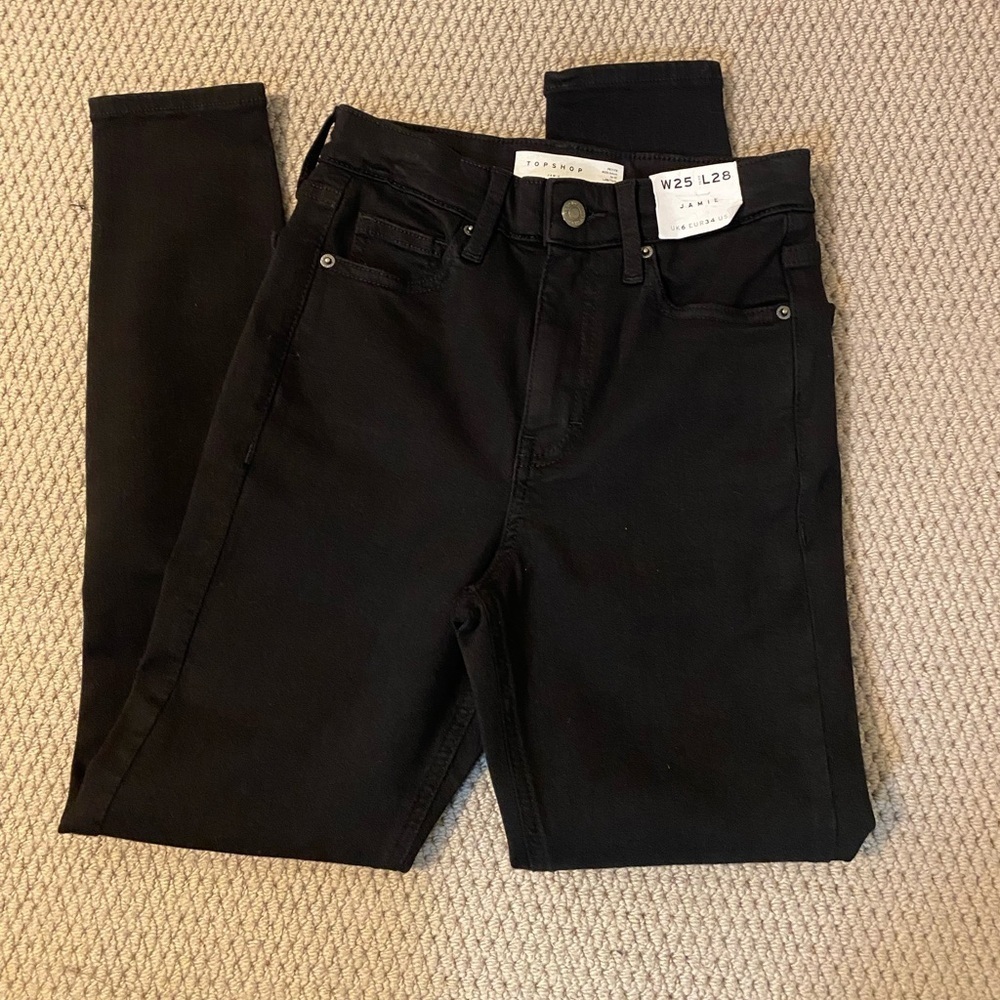 Top shop “Jamie” in black. Skinny fit, high rise, distressed cropped size 2 NWT